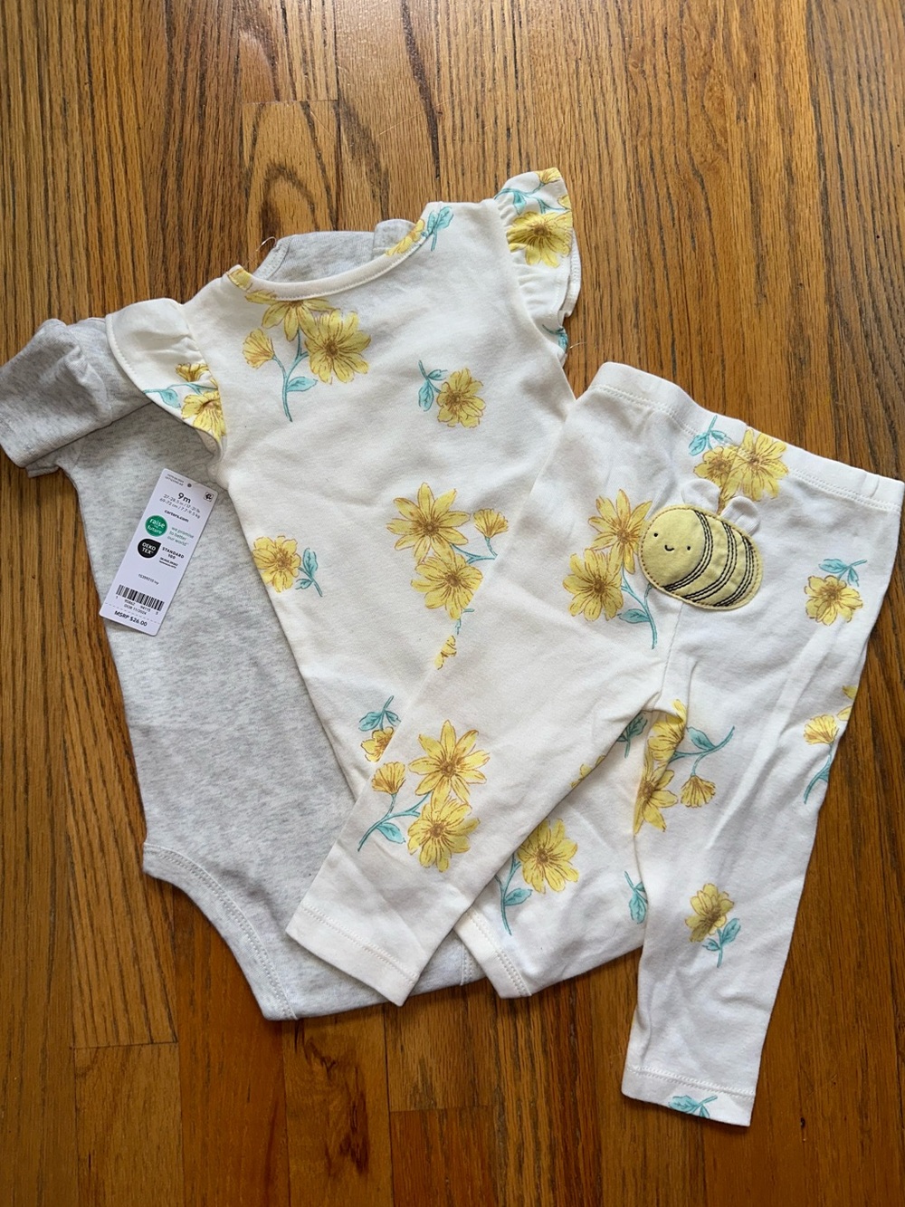 Carter's Baby Girl 3-piece set - Picture 5 of 7